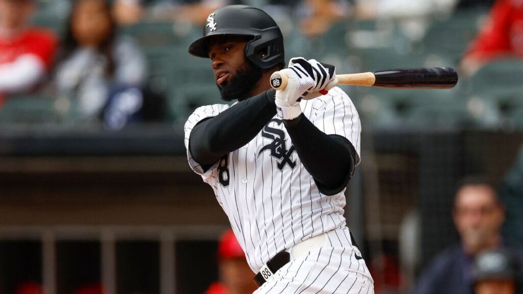 White Sox OF Luis Robert (left hamstring) goes on 10-day IL