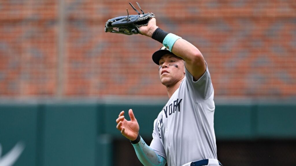 Aaron Judge makes 1st OF appearance since July in Yankees' loss to Jays