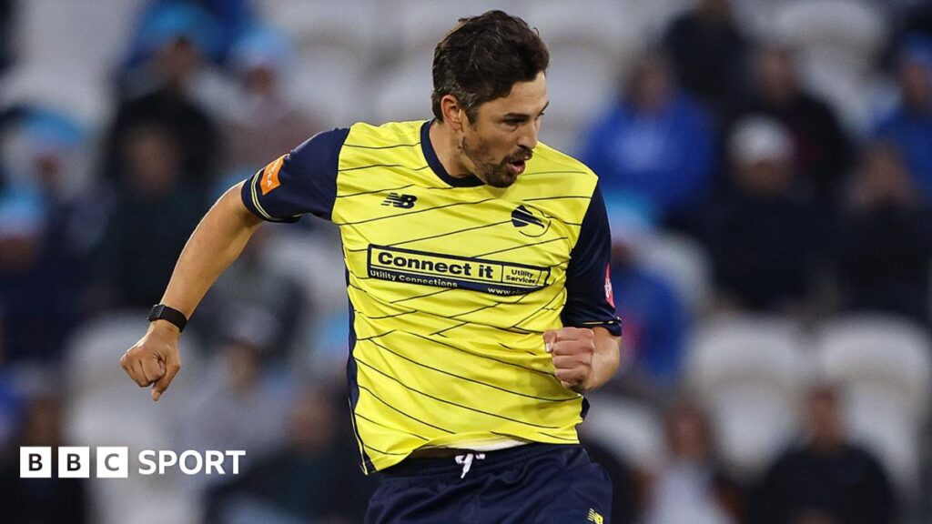 Chris Wood: Hampshire veteran signs new deal to 2026
