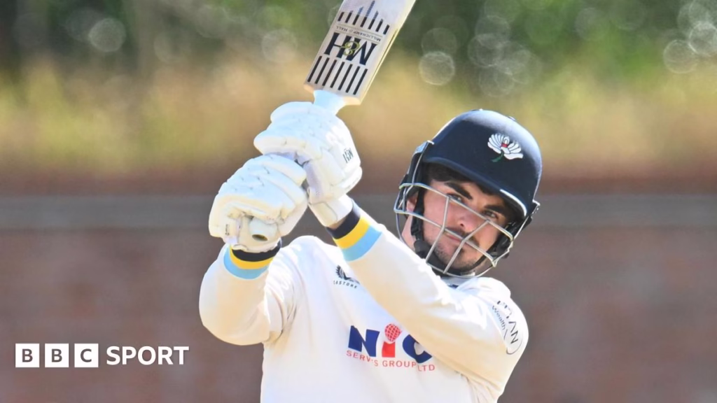 Jordan Thompson batting for Yorkshire