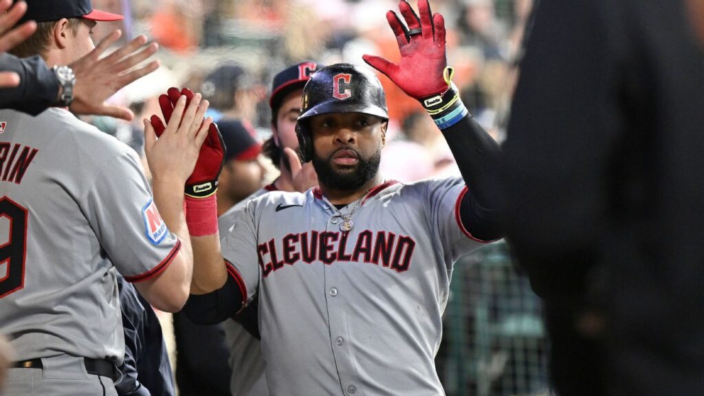 Cubs signing veteran 1B Carlos Santana, source says