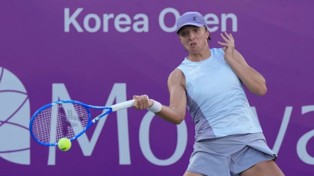 Iga ÅšwiÄ…tek overcomes serving errors to win Korea Open title