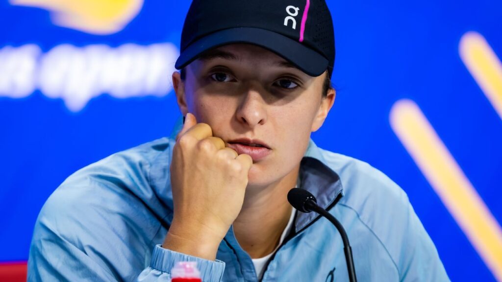 Iga Swiatek objects to needing break, questions if reporter does