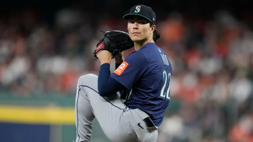 Mariners' Bryan Woo exits with pec tightness after 5 scoreless IP