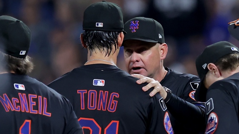 New York Mets manager Carlos Mendoza (64) takes starting pitcher Jonah Tong (21) out of the game against the Texas Rangers during a pitching change during the first inning at Citi Field.