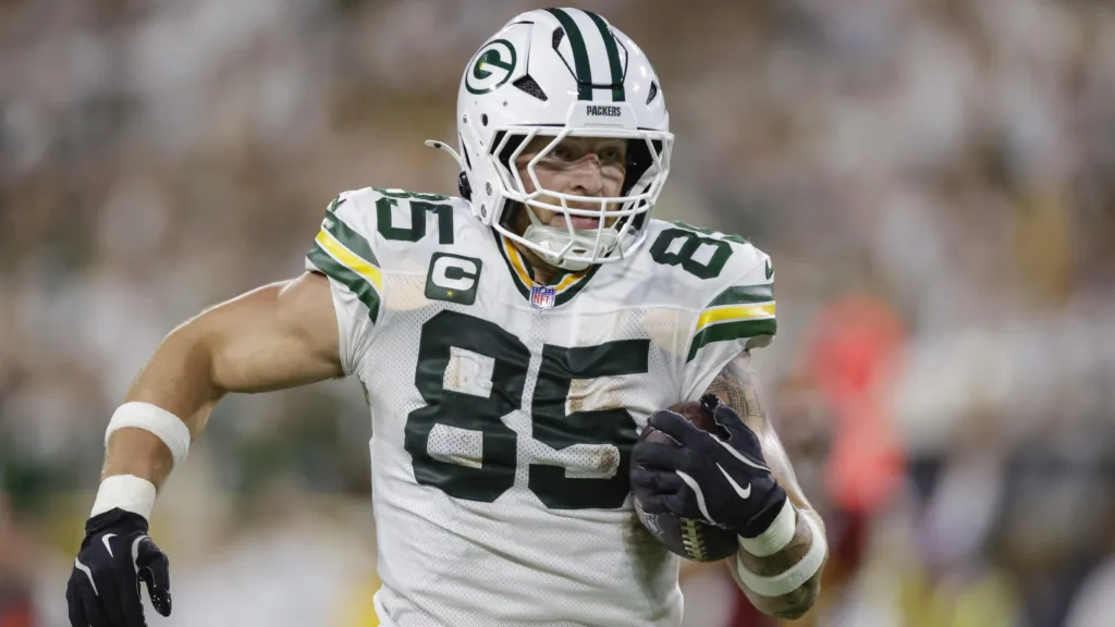 Packers' Tucker Kraft Reportedly Suffers Knee Injury at Practice, Not Season-Ending