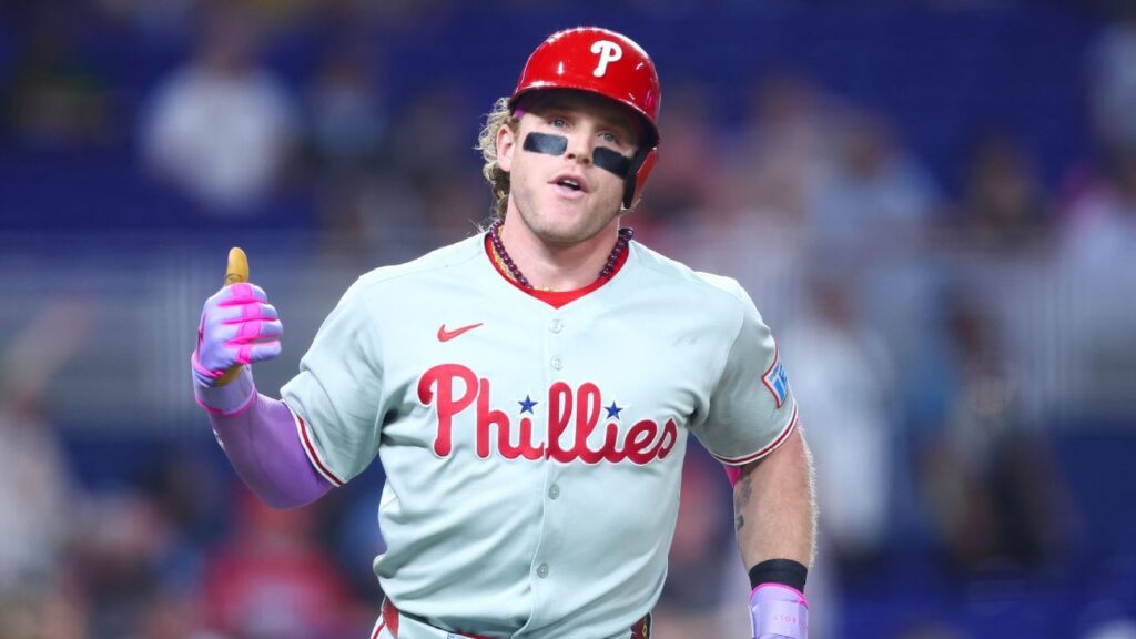 Phils, Marlins rally around young fan after HR ball taken away