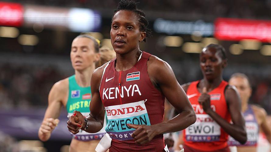 Faith Kipyegon running in the 1500m